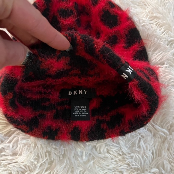 ❤️🖤NWOT- DKNY RED AND BLACK BEANIE.. ❤️🖤 - Picture 5 of 5